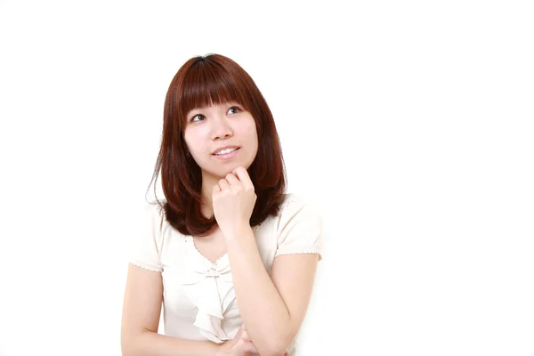 Молодая японская женщина думает о чем-то — стоковое фото