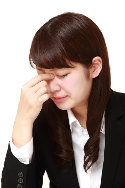 Joven japonesa mujer de negocios sufre de astenopía — Foto de Stock