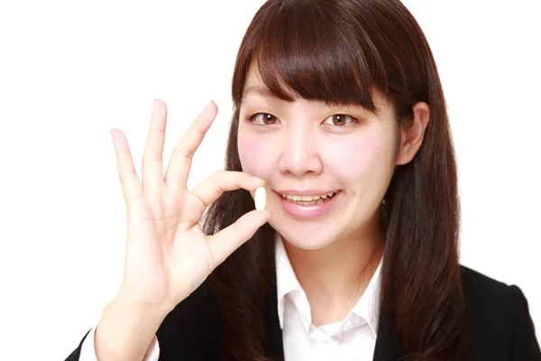 Japoński kobieta bierze suplement — Zdjęcie stockowe