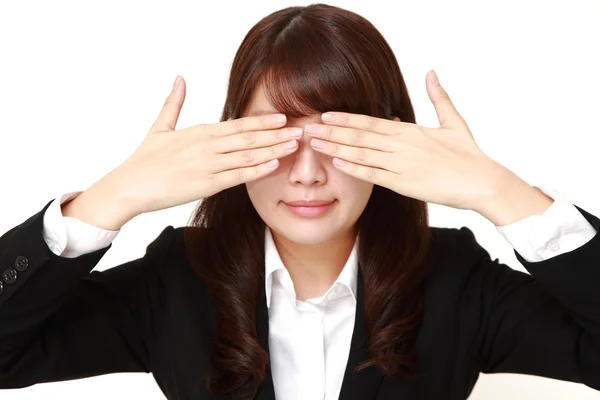 Affärskvinna som täcker hennes ansikte med händerna — Stockfoto