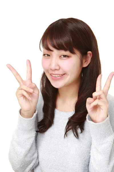 Young Japanese woman showing a victory sign — Stock Photo, Image