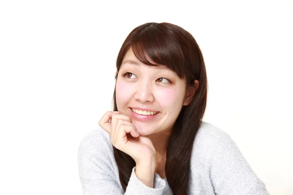 Молодая японская женщина думает о чем-то — стоковое фото