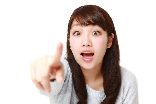 Jovem mulher japonesa descobrir algo — Fotografia de Stock