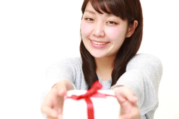 Joven japonesa mujer ofreciendo un regalo —  Fotos de Stock