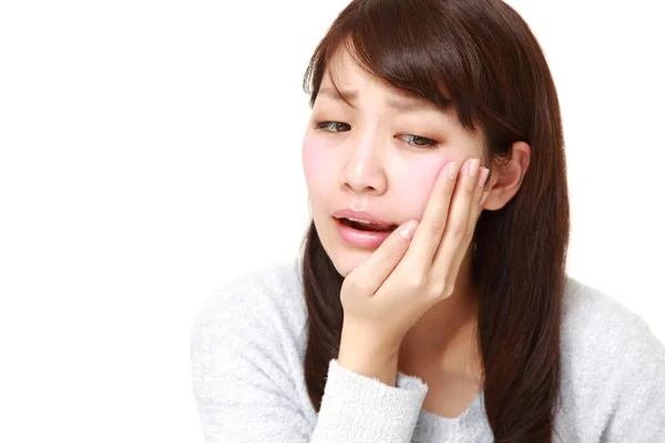 Giovane donna giapponese soffre di mal di denti — Foto Stock
