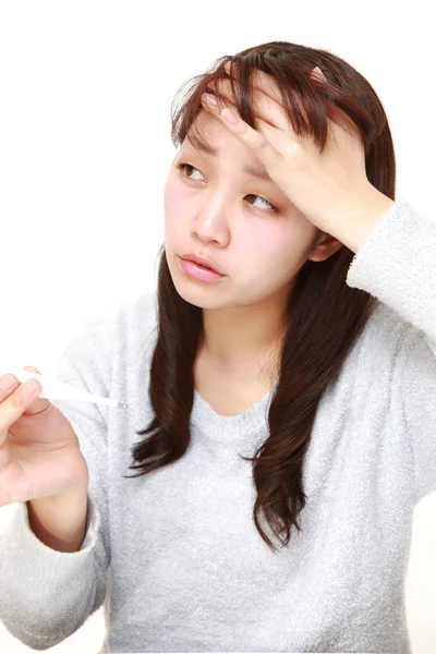 Mujer joven con fiebre — Foto de Stock