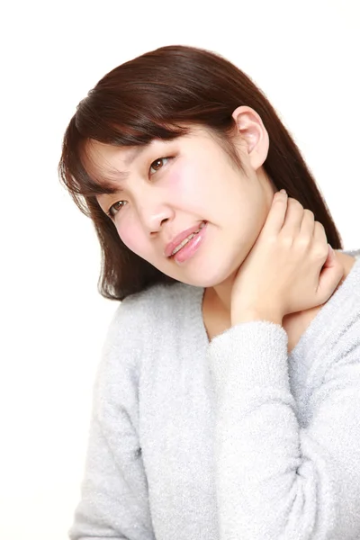 Joven japonesa mujer sufre de dolor de cuello —  Fotos de Stock