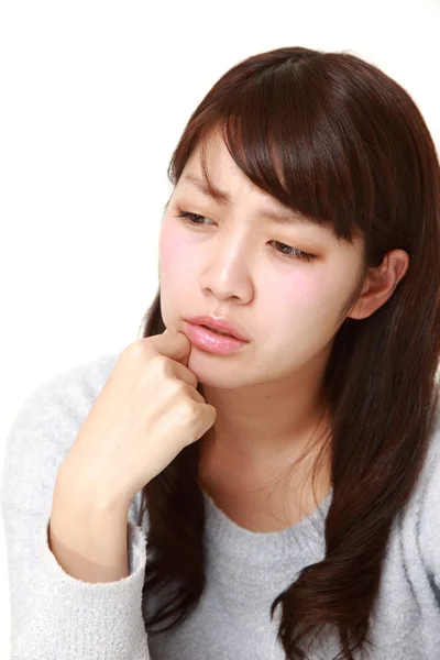 Mladá japonská žena obavy o něco — Stock fotografie