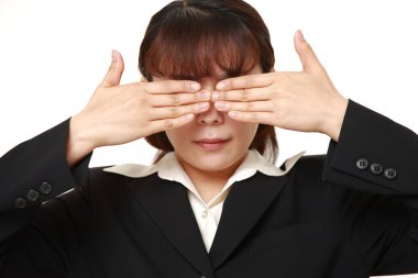  Beyaz arka plan karşı elleriyle yüzünü kaplayan işkadını