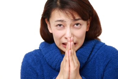 kadının ellerini dua katlama