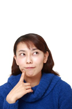 Asyalı kadın düşünüyor bir şey hakkında