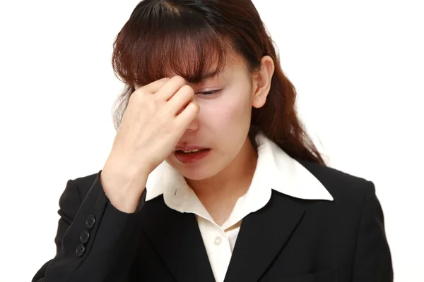 Mujer de negocios asiática sufre de Asthenopia —  Fotos de Stock