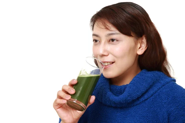 Mujer con jugo de verdura verde — Foto de Stock