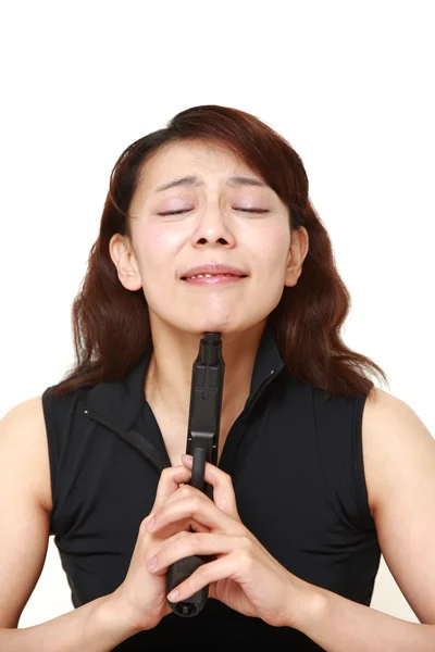 Asian woman going to shoot herself — Stock Photo, Image