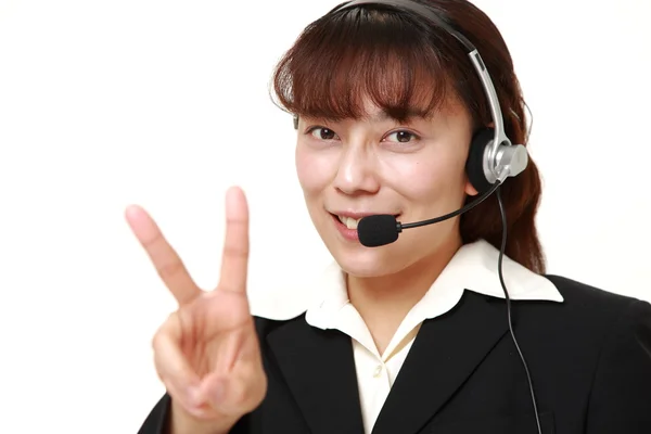 Aziatische zakenvrouw met een teken van de overwinning — Stockfoto