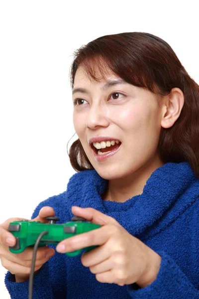 Asiatico donna godendo di un video gioco — Foto Stock