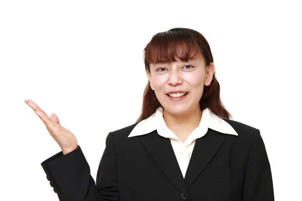 Mujer de negocios asiática presentando — Foto de Stock