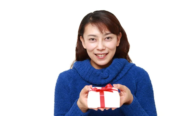 Mujer asiática ofreciendo un regalo —  Fotos de Stock