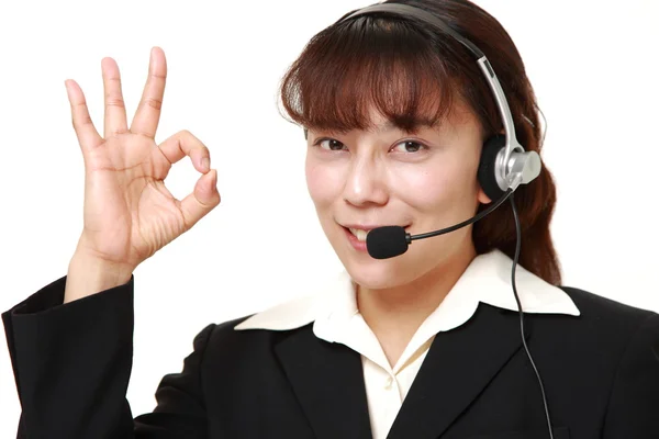 Asiática mujer de negocios de call center con conjuntos de cabeza — Foto de Stock
