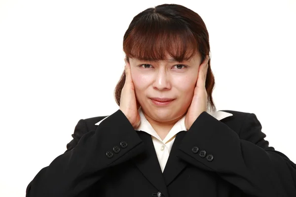 Aziatische zakenvrouw lijdt aan lawaai — Stockfoto