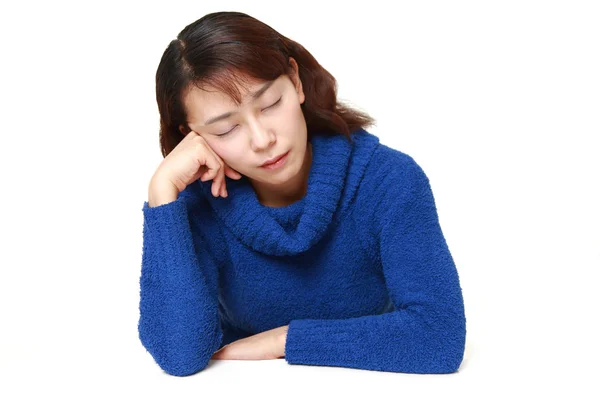 Asiática mujer durmiendo en la mesa — Foto de Stock