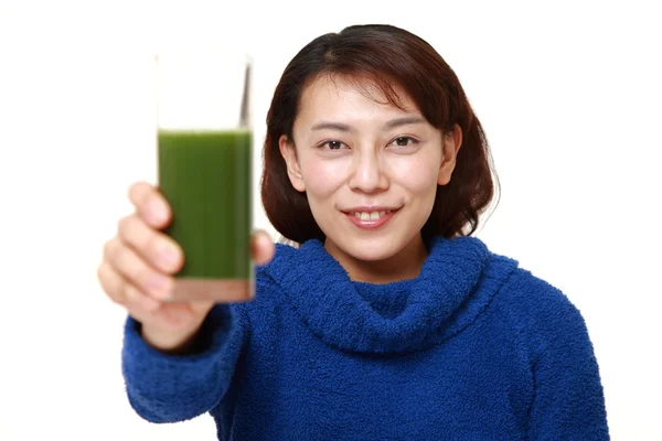 Mulher com suco vegetal verde — Fotografia de Stock