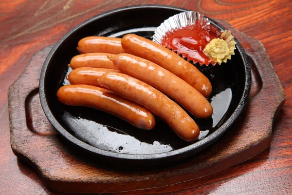 Embutidos a la parrilla con salsa de tomate — Foto de Stock