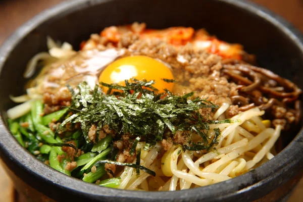 돌 그릇에 비빔밥 — 스톡 사진