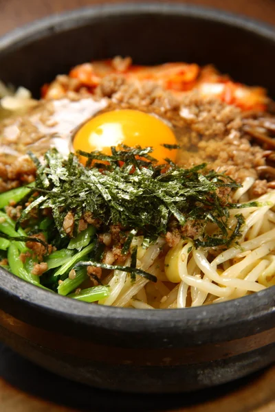 돌 그릇에 비빔밥 — 스톡 사진