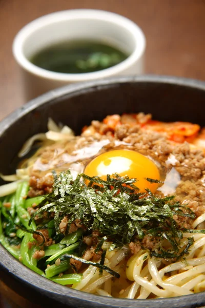 돌 그릇에 비빔밥 — 스톡 사진
