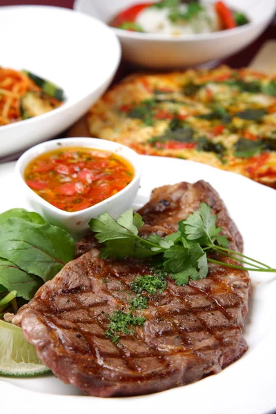 Bife de lombo com molho de tomate — Fotografia de Stock