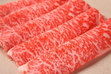 taze dilimlenmiş biftek