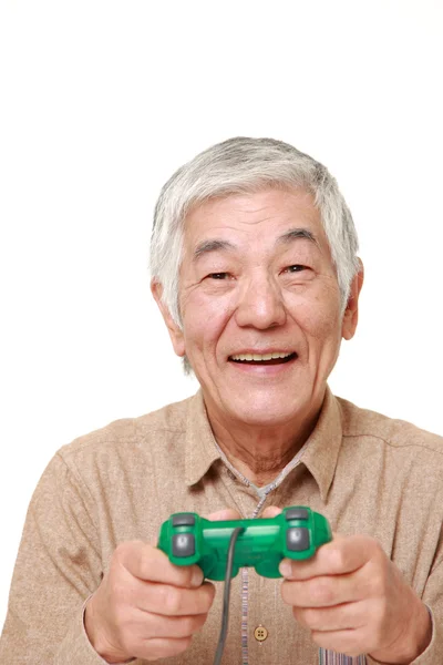 Senior japansk man njuter av ett TV-spel — Stockfoto