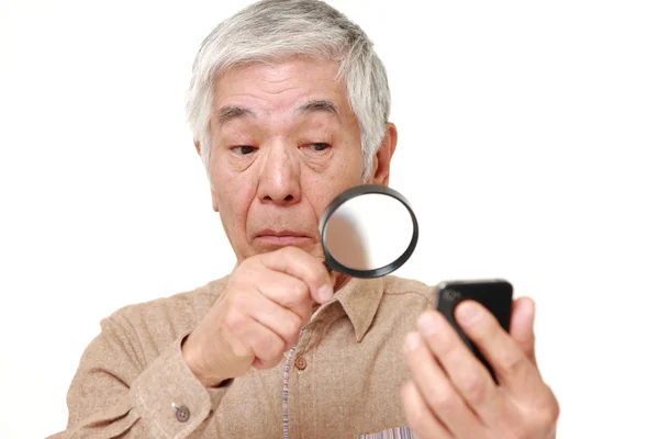 Starší japonský muž s presbyopie — Stock fotografie