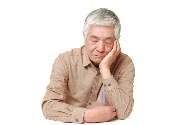 Senior japanisch mann schlafen auf die tisch — Stockfoto