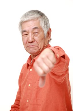 başparmak aşağı hareketi ile üst düzey Japon adam