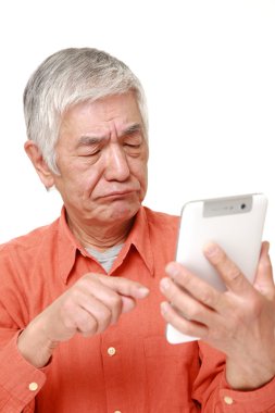 karışık arıyor tablet bilgisayar kullanan üst düzey Japon adam