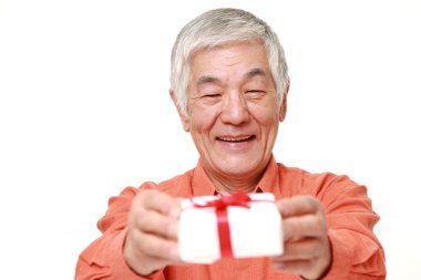 üst düzey Japon adam bir hediye sunuyor