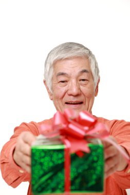 üst düzey Japon adam bir hediye sunuyor