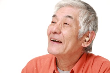işitme cihazı ile üst düzey Japon adam