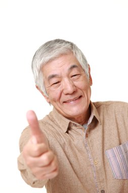 başparmak yukarıya jest ile üst düzey Japon adam