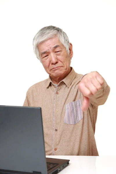 混乱しているコンピューターを使用して年配の日本人男性 — ストック写真