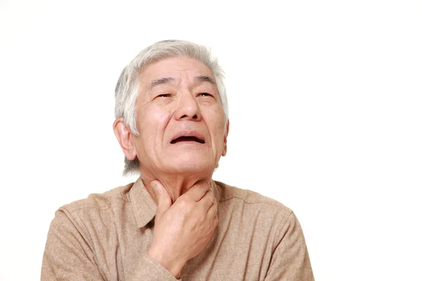 Sênior japonês homem ter garganta dor — Fotografia de Stock