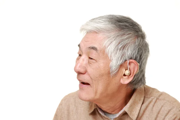 Işitme cihazı ile üst düzey Japon adam — Stok fotoğraf