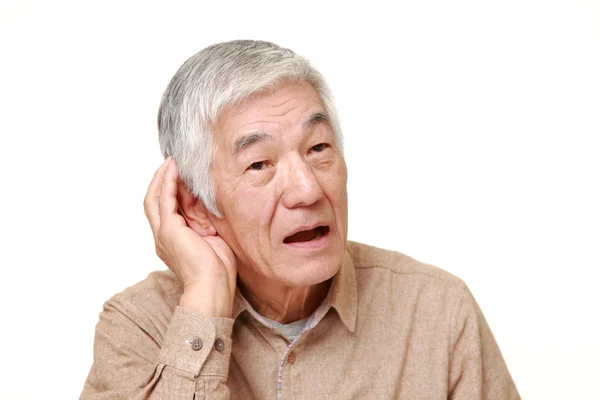 Senior japonais homme avec la main derrière l'oreille écoute attentivement — Photo