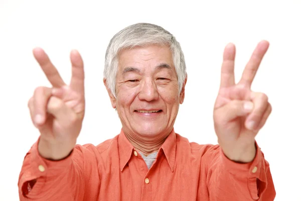 Sênior japonês homem mostrando um sinal de vitória — Fotografia de Stock