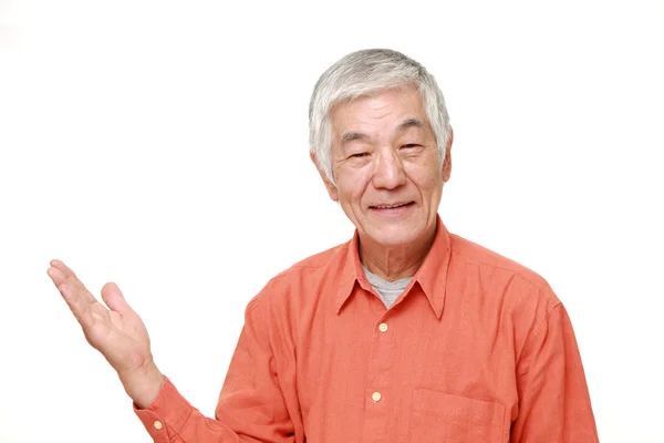 Senior japonais homme présentant et montrant quelque chose — Photo
