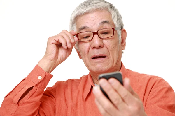 Senior japonés hombre con presbicia —  Fotos de Stock