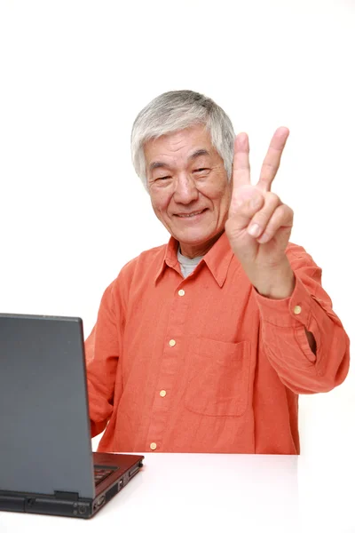 Starszy człowiek japoński za pomocą komputera przenośnego — Zdjęcie stockowe
