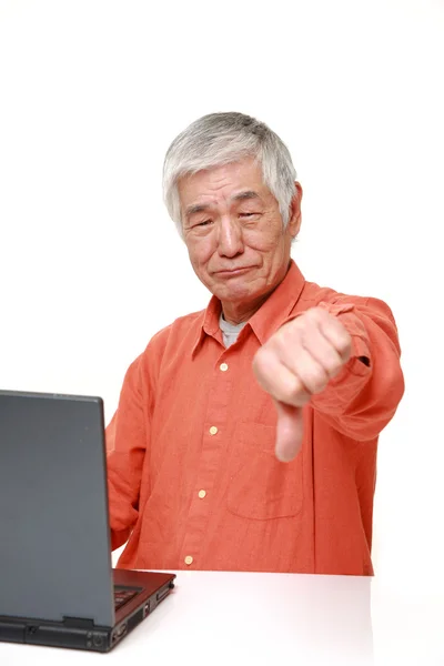 Senior Japaner benutzt Computer und sieht verwirrt aus — Stockfoto